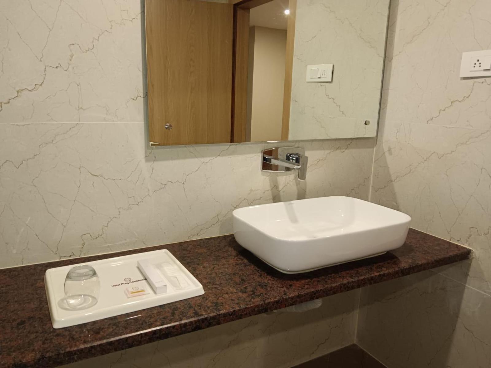 Hotel Prag Continental Guwahati Exterior foto